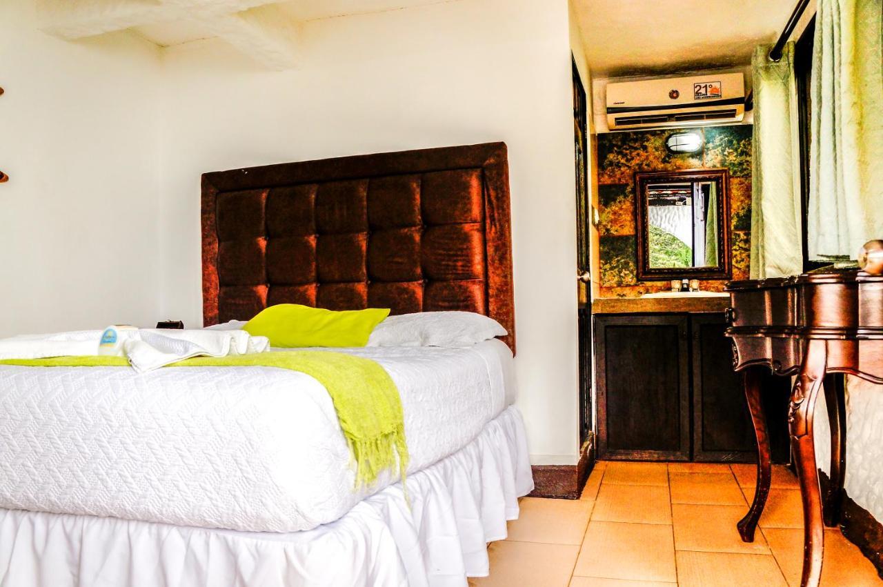 Hotel Mi Paraiso Rio Dulce Castillo de San Felipe Exteriör bild